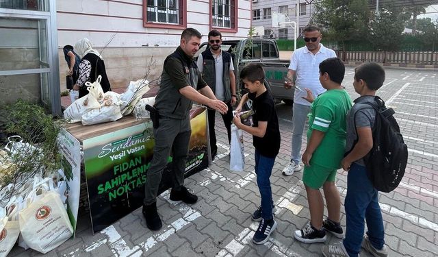 Osmaniye'de karne töreninde öğrencilere fidan dağıtıldı