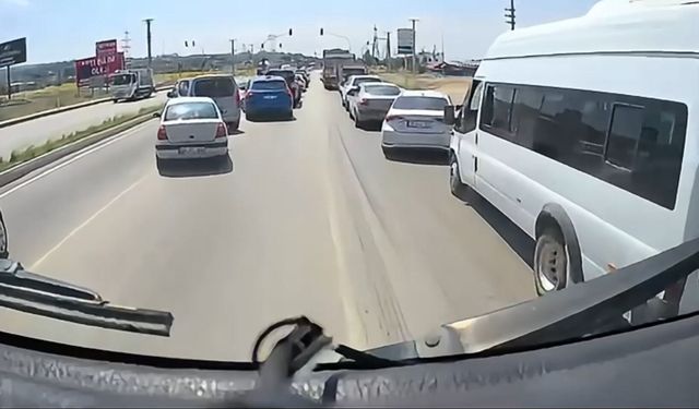 Osmaniye'de sürücüler itfaiyeye fermuar sistemiyle yol verdi