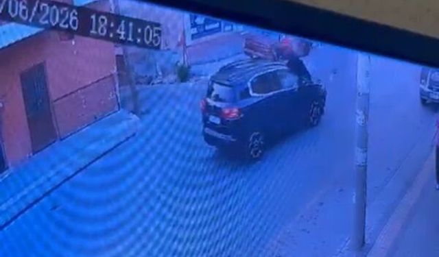 Otomobil ile motosikletin çarpıştığı kaza kamerada: 1 yaralı