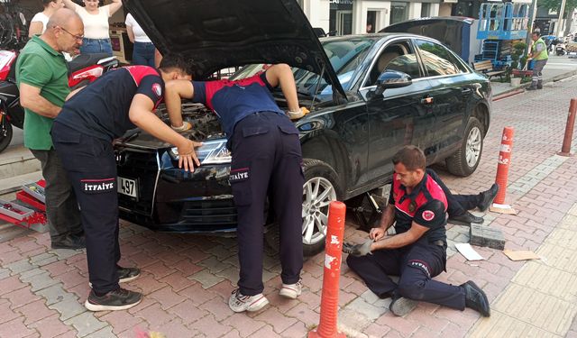 Otomobilin motoruna giren kedi güçlükle çıkarıldı