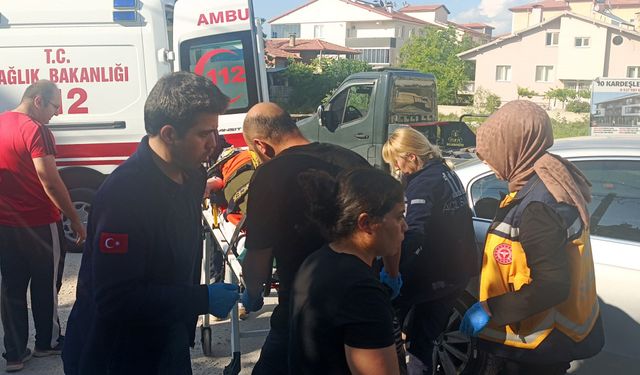 Otomobiller çarpıştı; 1'i çocuk 3 yaralı