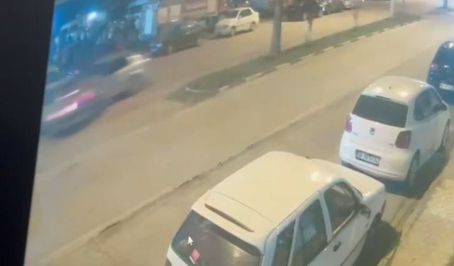 Otomobillerin çarpıştığı kaza kamerada