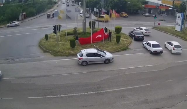 Rüzgarda ipi kopan Türk bayrağını vatandaşlar korudu