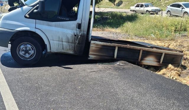 Saman yüklü kamyonet yandı