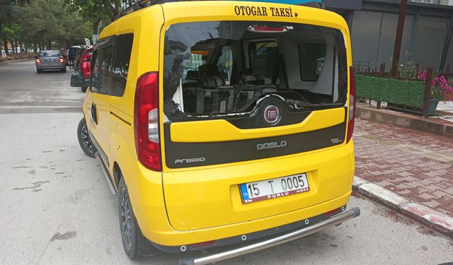 Taksiyle çarpışan motosikletteki 2 kişi yaralandı