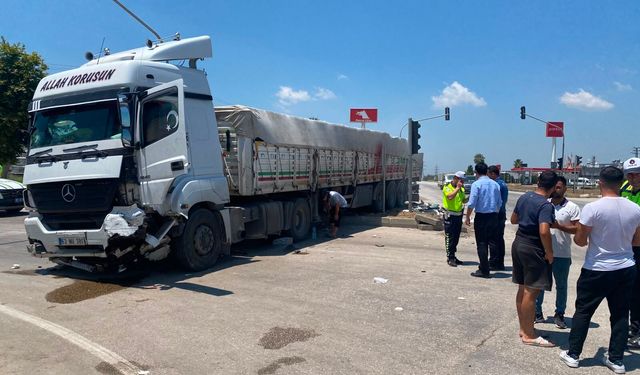 TIR, kavşakta 2 otomobile çarptı; 5 yaralı