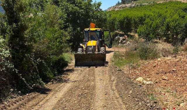 Toroslar'da yol açma çalışmaları sürüyor