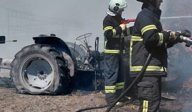 Yanan traktörden sıçrayan kıvılcım saman balyalarını kül etti