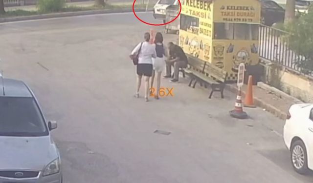 Yolda yürürken başına sineklik düşen kadın yaralandı; o anlar kamerada