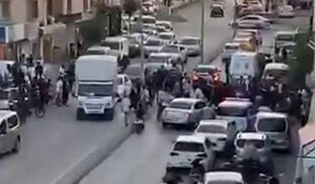 Adana'da husumetlilerin silahlı kavgasında yoldan geçen genç vurularak öldü