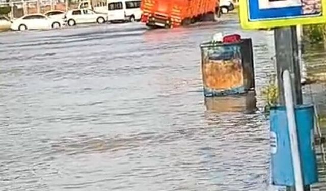 Adana'da su borusu patladı, yollar göle döndü
