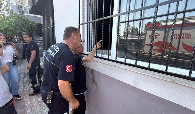 Alevlerden sonra gelen şefkat; itfaiye erleri 13 yaşındaki çocuğu yalnız bırakmadı