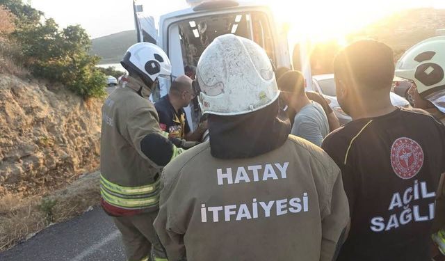 Altınözü'nde otomobiller çarpıştı: 6 yaralı