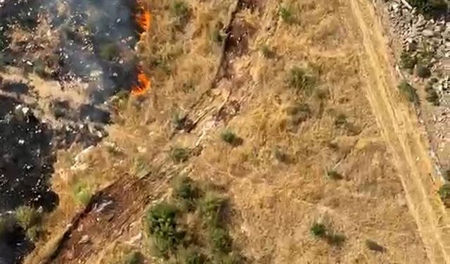 Antalya'da, dün yanan ormanın bitişiğinde arazide yangın