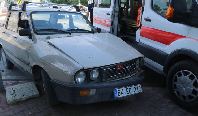 Askeri ambulans ve otomobiller çarpıştı: 2 yaralı