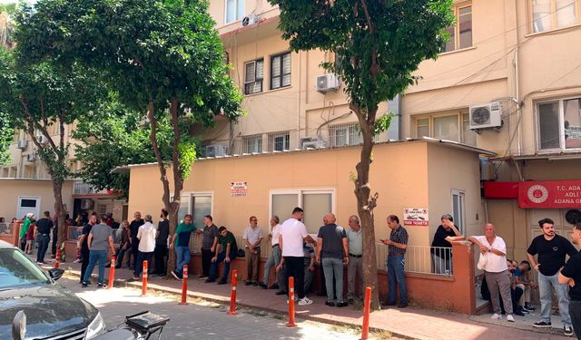 Boşanma aşamasındaki eşini 7 yaşındaki kızlarının gözü önünde öldürmüş