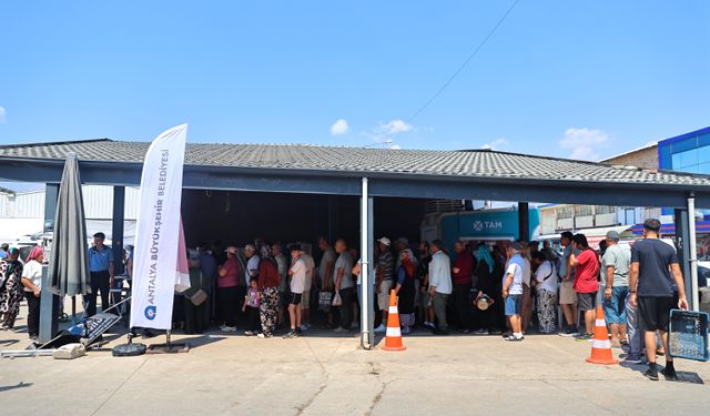 Büyükşehir 50 bin kişiye aşure ikram etti