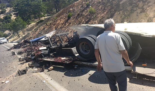 Devrilen kamyonun şoförü yaralandı