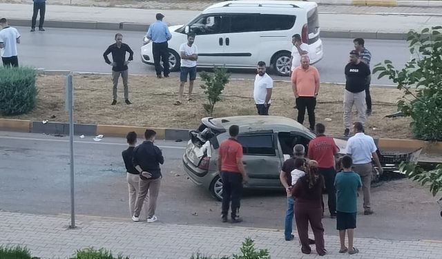 El frenini çekmeyi unuttuğu otomobilin altında kalıp öldü