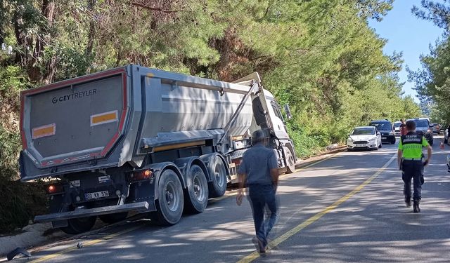 Hafriyat kamyonu ile otomobil çarpıştı; 1 ölü, 2 yaralı