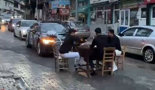 Harçlık için gelin arabasının önünü kesip, yolun ortasında iskambil oynadılar