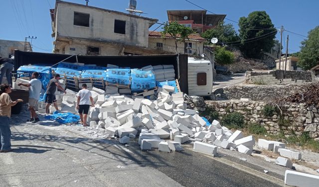 Hatay'da inşaat malzemesi yüklü kamyonun devrilme anı kamerada