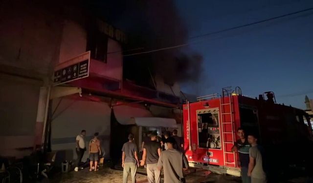 Hatay'da sanayi sitesinde bir iş yerinin deposunda yangın: 8 kişi dumandan etkilendi