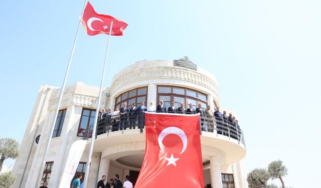 Hatay'ın anavatana katılışının yıldönümünde Atatürk Anıtı'na çelenk sunuldu