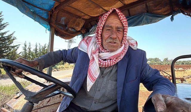 Hataylı çiftçi, 50 yıldır aynı traktörü kullanıyor