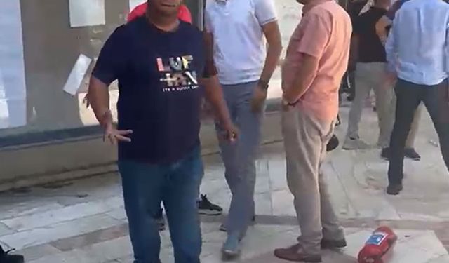 İşletmesine ceza uygulandığı gerekçesiyle malzemelerini belediye önünde ateşe verdi