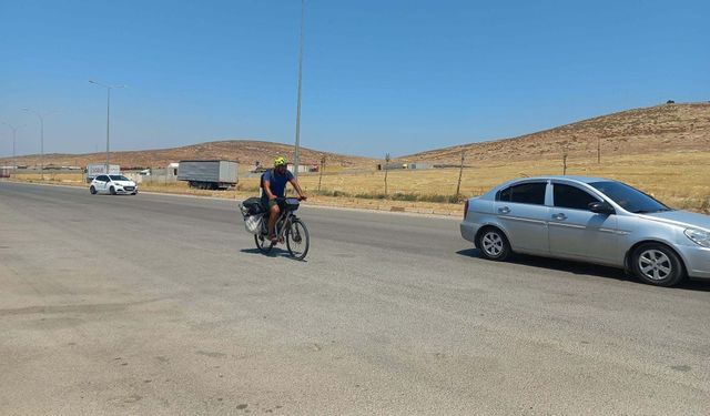 Kanserden ölen annesi adına bisikletle umreye giden Şubat, Suriye'ye geçti