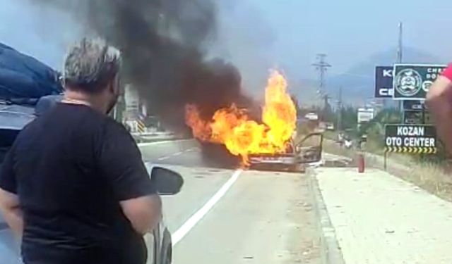 Kozan'da otomobil yandı