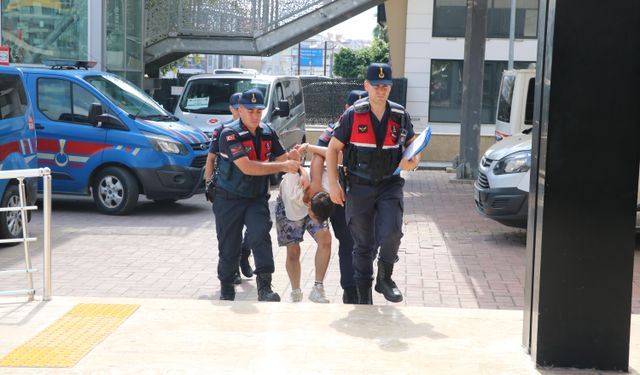 Marketten hırsızlık yapan şüpheli, içinde 10 yaşında çocuğun da bulunduğu otomobili gasbedip kaçtı
