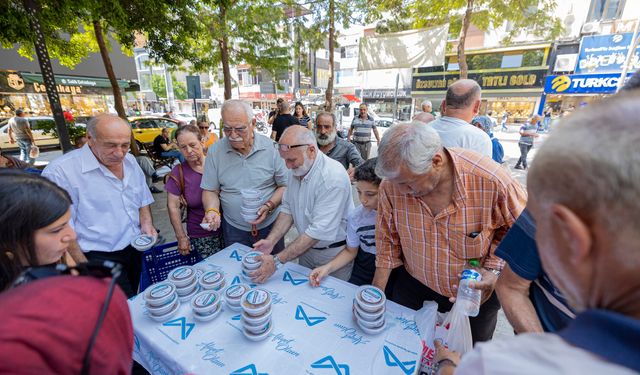 Mersin'de vatandaşlara aşure ikramı