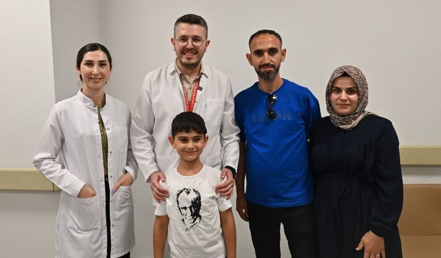 Osmaniye'de 7 yaşındaki Harun'un biyonik kulak sevinci