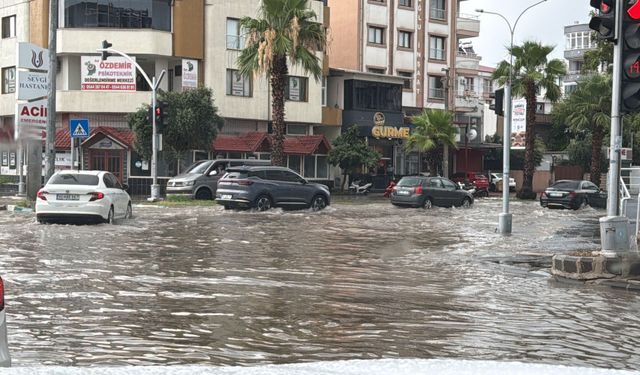 Osmaniye'de yağış nedeniyle yollar göle döndü; alt geçitler kapandı, araçlar mahsur kaldı