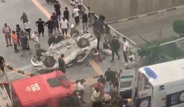 Otomobil, bariyerlere çarpıp devrildi: 2 ölü, 3 yaralı