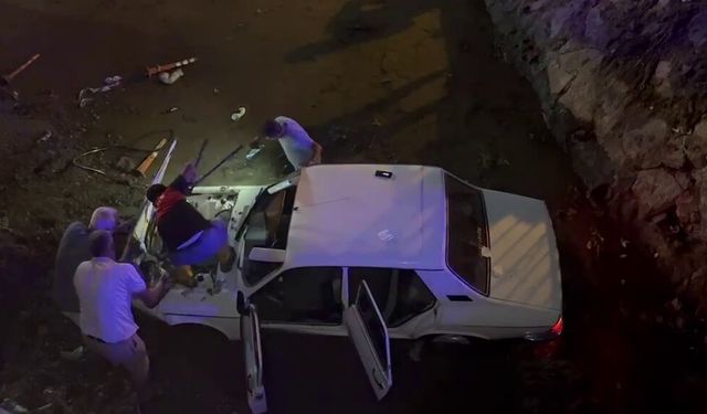 Otomobil köprüden sulama kanalına düştü: 4 yaralı