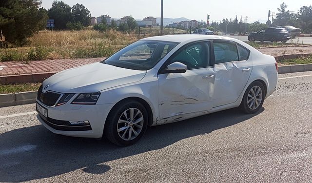 Otomobille çarpışan motosikletteki 2 kişi yaralandı