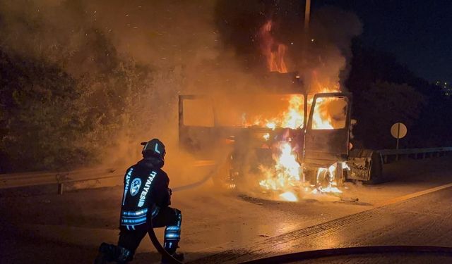 Otoyolda TIR çekicisi yandı