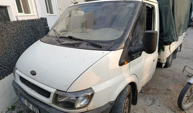 Pazarcı, ucuz karpuz satan rakip esnafın kamyonetinin camlarını kırdı