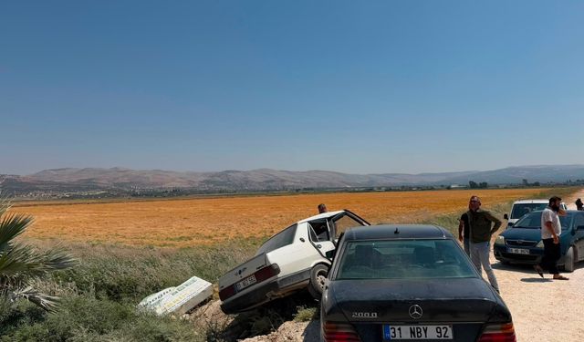Reyhanlı'da iki otomobil çarpıştı: 4 yaralı