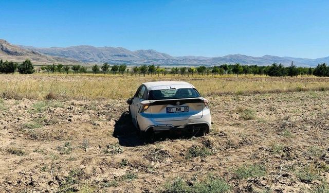 Şarampole devrilen otomobilde 2 kişi yaralandı