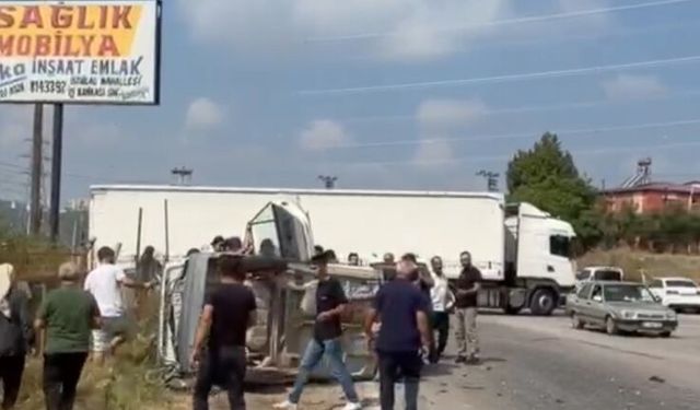 Tanker ile otomobilin çarpıştığı kaza kamerada; 2 yaralı
