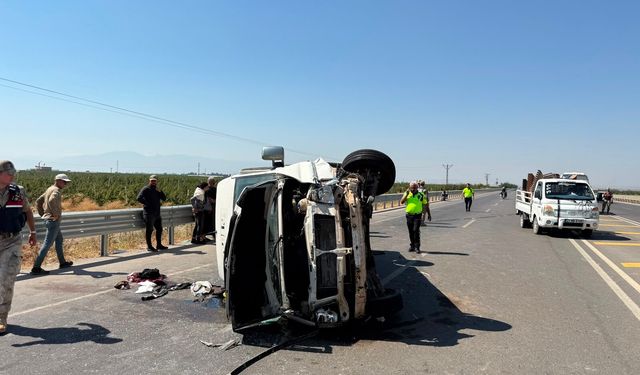 Tarım işçilerini taşıyan minibüs devrildi: 5 yaralı