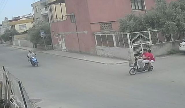 Tarsus'ta 2 motosikletin çarpıştığı kazada kamerada