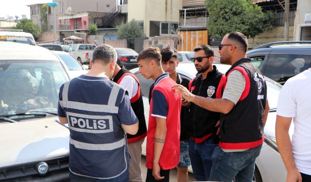 Tehlikeye aldırmadan kanalda serinleyen çocukları polis çıkardı, ailelerine ceza yazdı