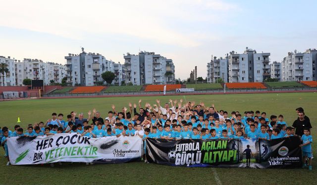 Toroslar'da futbol okulu kapılarını açtı