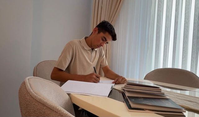 17 yaşındaki depremzede Furkan, ikinci kitabını çıkardı