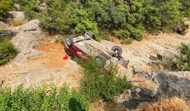 Adana'da otomobil şarampole devrildi; 2 yaralı